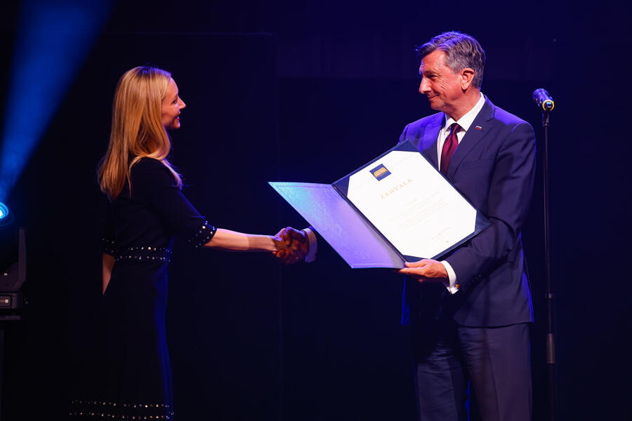 Predsednik republike Borut Pahor je izročil zahvalo direktorici Pionirskega doma Barbari Murn Vrviščar. Foto: Črt Piksi