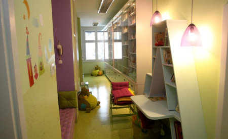 živobarven hodnik s knjižnici regali ob strani  