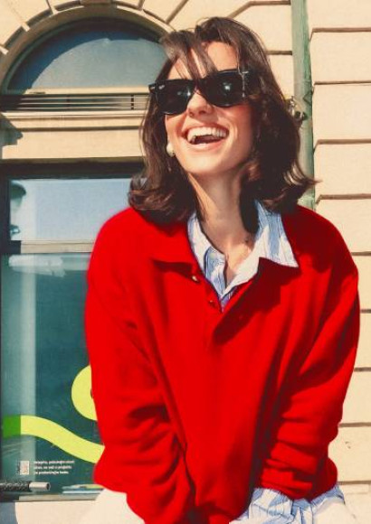 Rebecca Gliha pred Info točko Misija 100