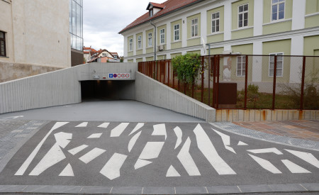 prehod za pešce v obliki logotipa Centra Rog