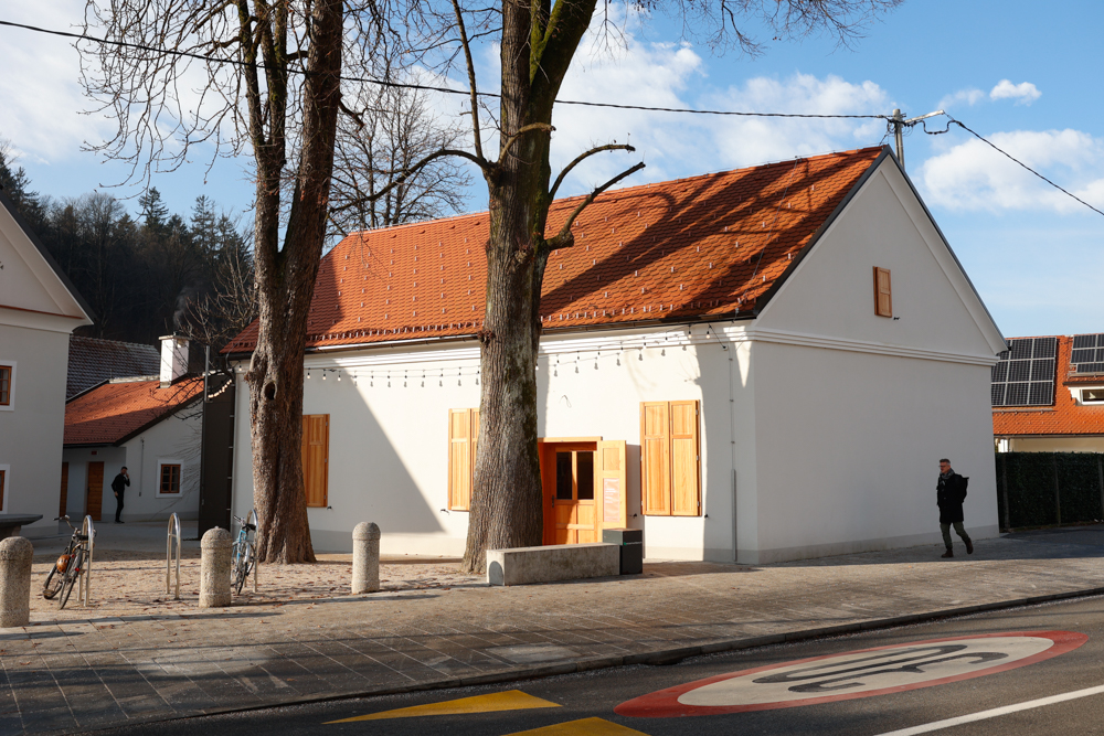 zunanjost stavbe Pri kamniti mizi