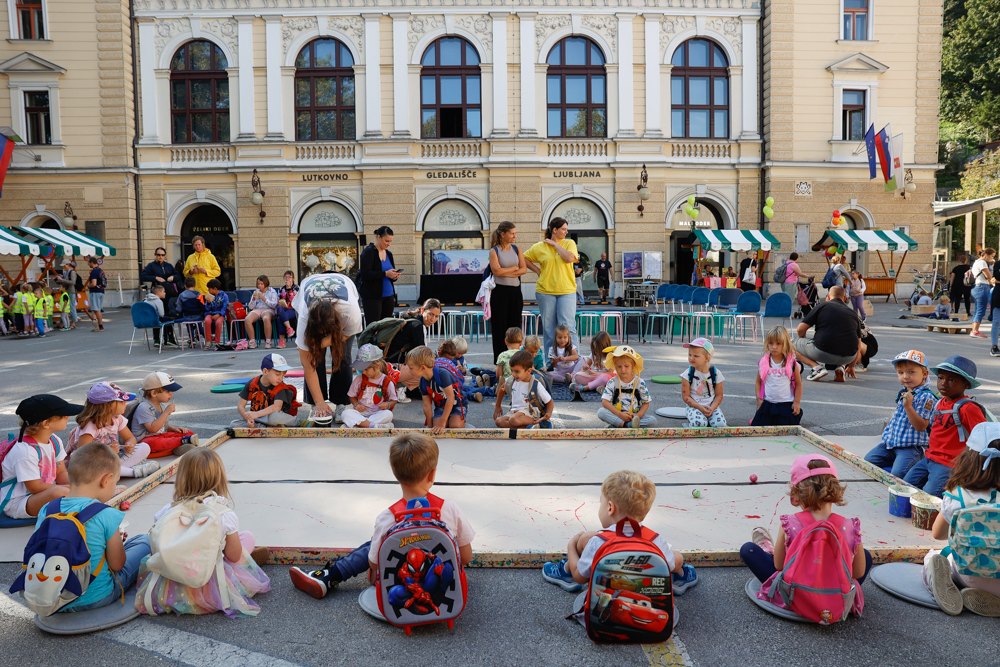 dogodek  parkirisce gledalisce igrisce na Krekovem trgu