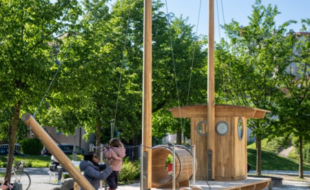 Mama z otrokom v igrišču Severnega parka