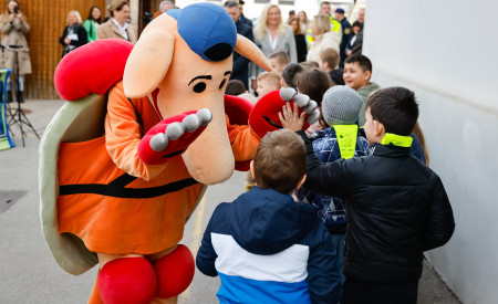maskota Pasavček "daje petko" otrokom