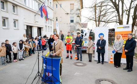 ministrica Alenka Bratušek med govorom