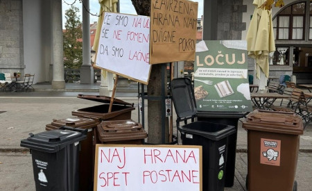 zabojniki za odpadke, opremljeni s transparenti