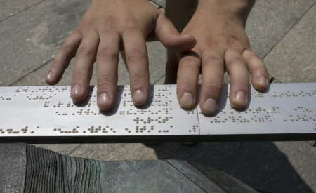 Napisi v brajici pri maketi gradu na Ljubljanskem gradu, foto: Miha Fras