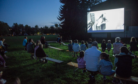 2020 Projekt Zunaj KINO NA PROSTEM IN MENJAVA KLOPI NA RAŠIŠKI foto Nejc Trampuž (1)