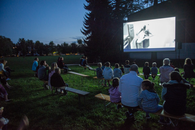 2020 Projekt Zunaj KINO NA PROSTEM IN MENJAVA KLOPI NA RAŠIŠKI foto Nejc Trampuž (1)
