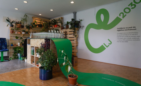 notranjost info točke, sprejemni pult