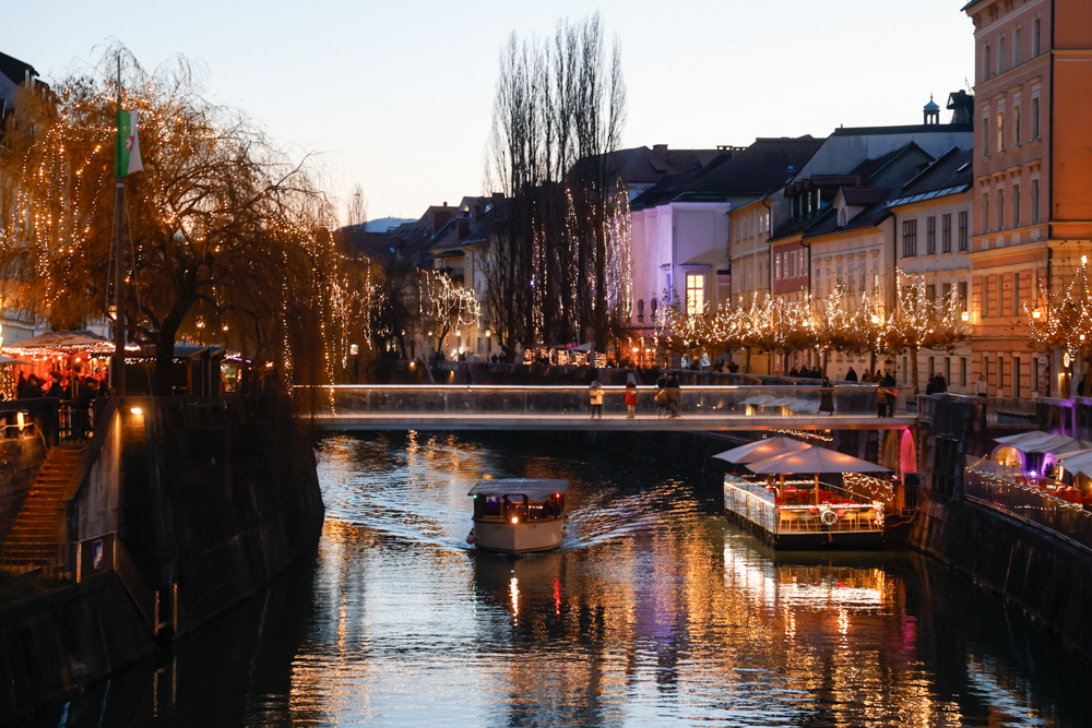 Vožnje z ladjico po praznično okrašeni Ljubljani, foto: Nik Rovan