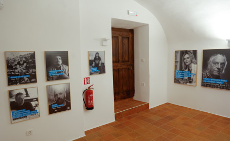 soba, v kateri so razstavljene fotografije