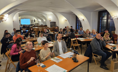 udeleženci posveta sedijo za mizami