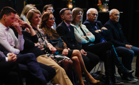 občinstvo spremlja podelitev nagrad