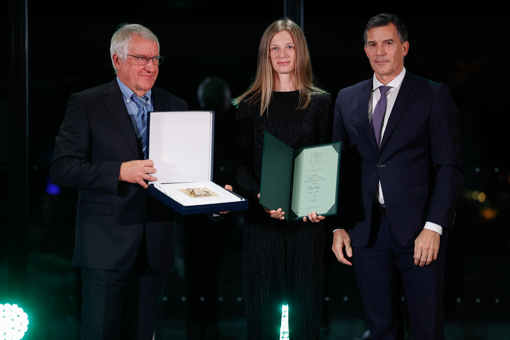 Tina Šutej s priznanjem v roki, ob njej stojita Gojko Zalokar in podžupan Samo Logar