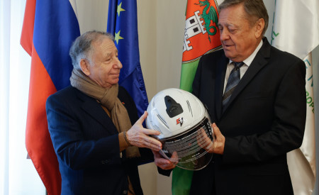 Jean Todt je županu Zoranu Jankoviću podaril čelado.