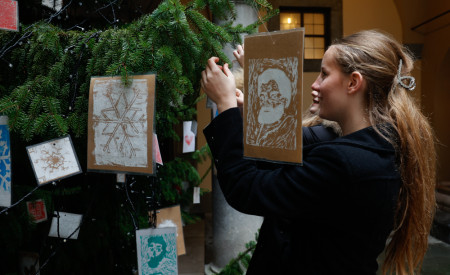 20251126 krasenje novoletne jelke nrovan 009