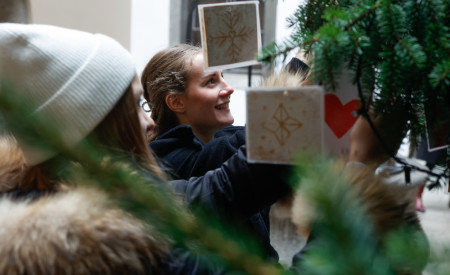 20251126 krasenje novoletne jelke nrovan 013