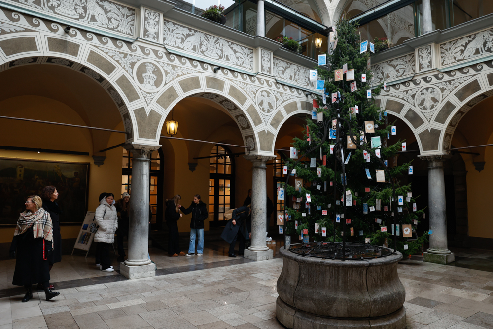 okrašena smreka v atriju mestne hiše