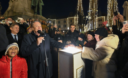 župan Zoran Janković pritiska na gumb za prižig lučk