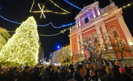praznično okrasen Prešernov trg in Frančiškanska cerkev 