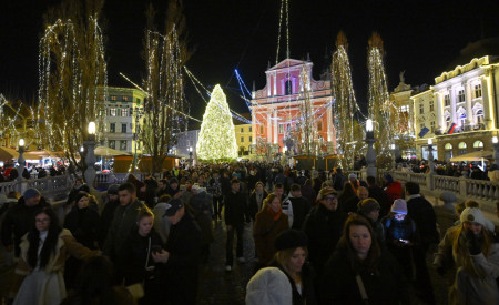 praznično okrašeno mestno središče, polno obiskovalcev 