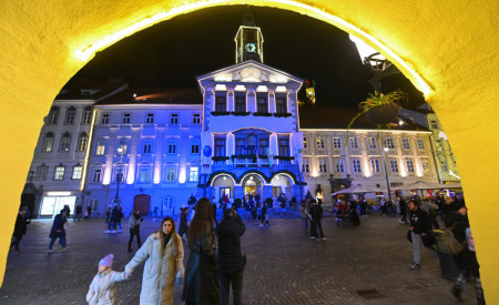 praznično okrašena Mestna hiša