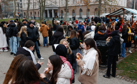 Učenci, ki so ustvarjali lampijone. Foto: Nik Rovan 