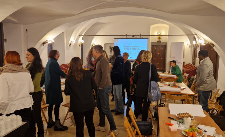 druženje ljudi v majhnih skupinah