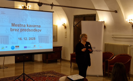 predavateljica ob zaslonu