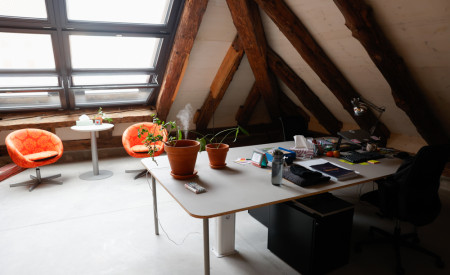 ena od pisarn v BAZI