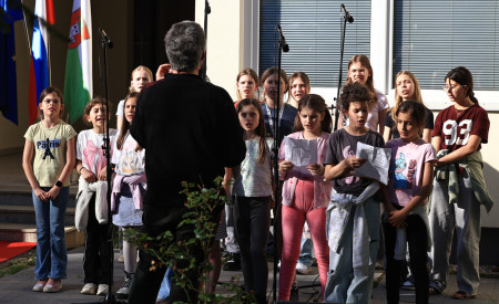 otroški pevski zborček, pred njimi vodja zbora