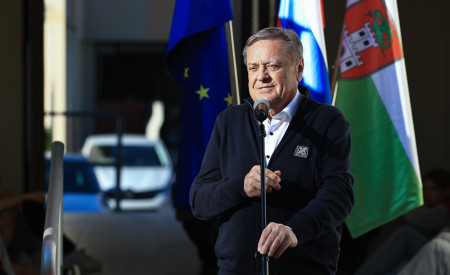 župan stoji pred mikrofonom