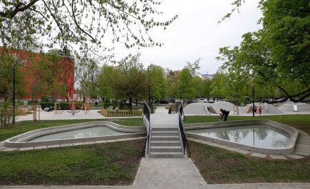 jezerce ločuje most na sredini