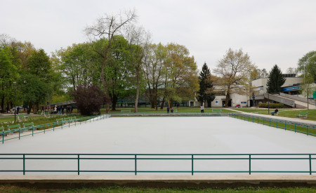 prenovljeno kolakališče z belim tlakom