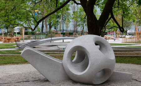 skulptura polža po zasnovi kiparke Vladimire Bratuž