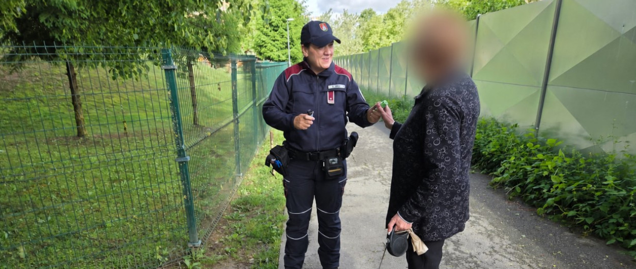20260509 Mestna redarka deli pasjo vrečko arhiv MOL