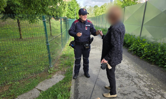 20260509 Mestna redarka deli pasjo vrečko arhiv MOL