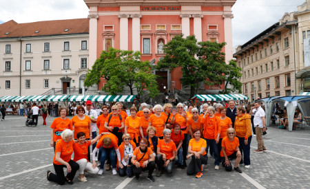 Skupinska fotografija prostovoljk in prostovoljcev društva Šola zdravja