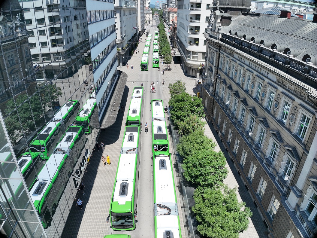 Novi elektricni avtobusi iz zraka v koloni na obeh pasovih Slovenske ceste, dron, Energetika Ljubljana