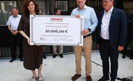 izročitev donacije, velik ček držita predstavnica Zveze Anite Ogulin in ZPM Moste polje in podjetja Strabag