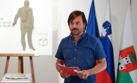 20260728 otvoritev razstave natecaja za postavitev obelezja Janezu Kocijancicu nrovan 022