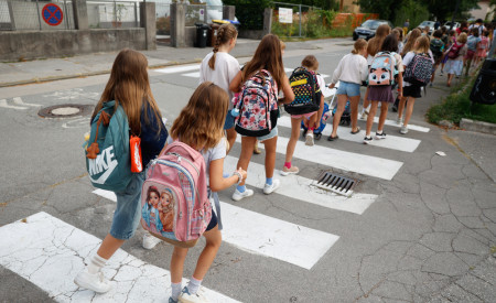 Učenci OS Ketteja in Murna varno prečkajo cesto 