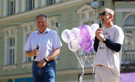 župan zoran janković na odru z animatorjem kazine
