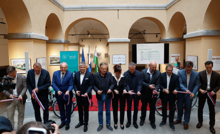 župani LUR in direktorica RRA LUR režejo trak v mestni hiši