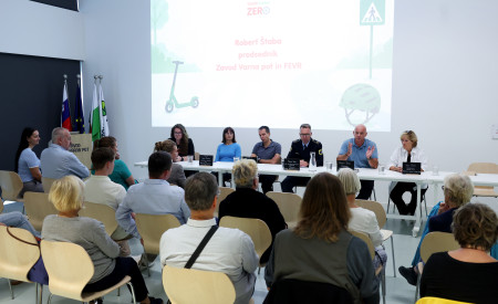 udeleženci predstavljajo projekt pred sedečim občinstvom