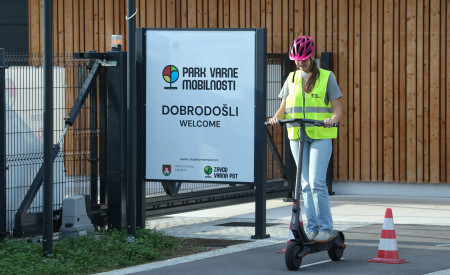 dekle na električnem skiroju v parku varne mobilnosti
