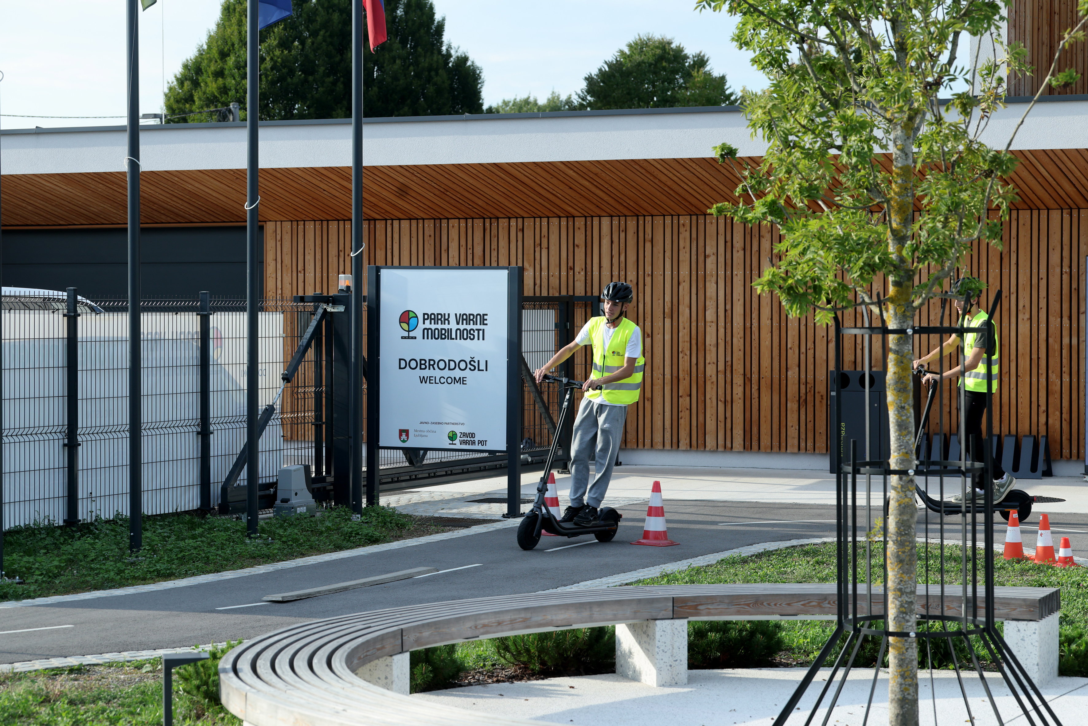 mlad fant vozi električni skiro v parku varne mobilnosti