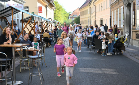 otroci tečejo po zaprti poljanski cesti