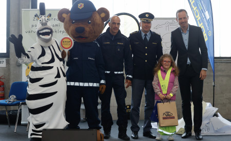 maskoti, predstavnika pp ljubljana ter rok vihar podeljujejo nagrado prvošolki